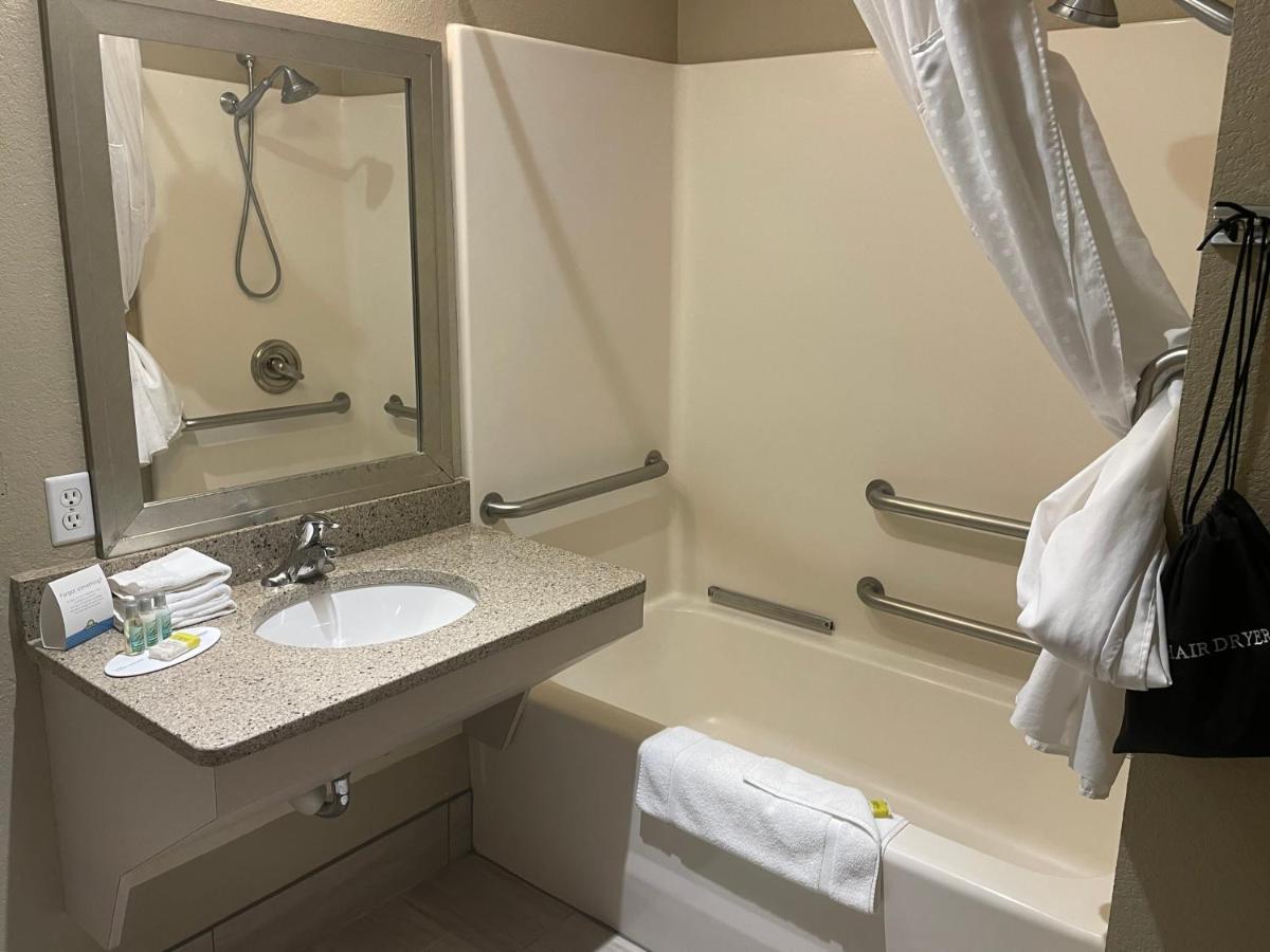 Stay Suites Formerly Known As Days Inn & Suites By Wyndham La Crosse-Onalaska Buitenkant foto